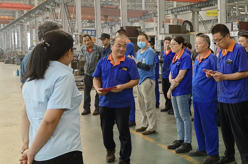 王启海儿子被山东劳动职业技术学院录取，李总代表公司送去两千元恭贺金。