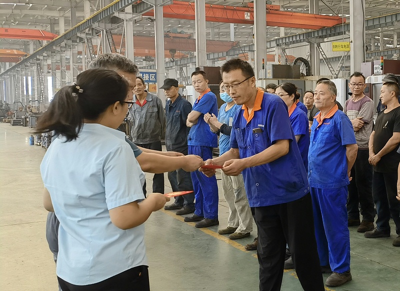 吴雪勇儿子被哈尔滨工业大学录取，李总代表公司送去两千元恭贺金。