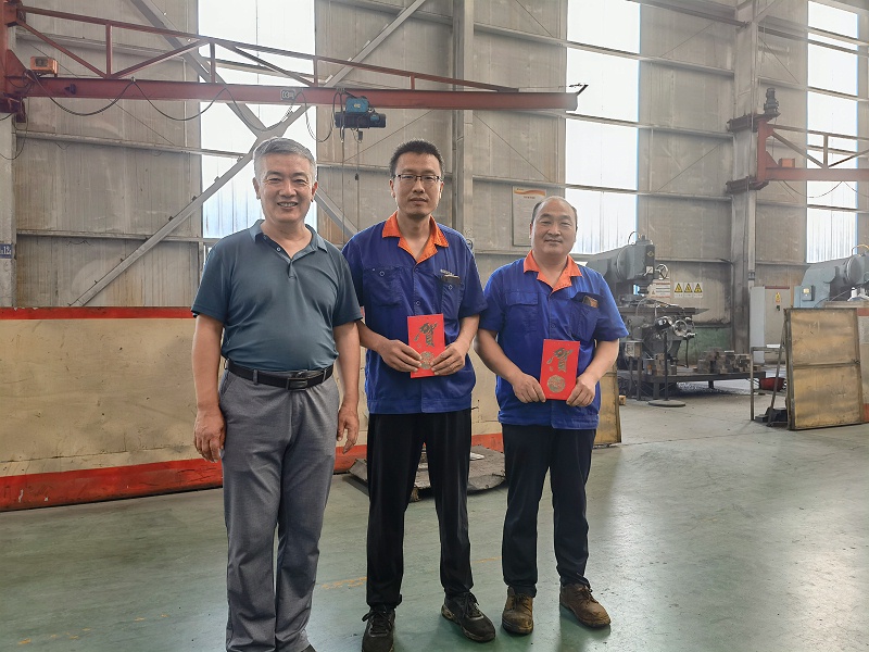 李总与吴雪勇、王启海合影留念。