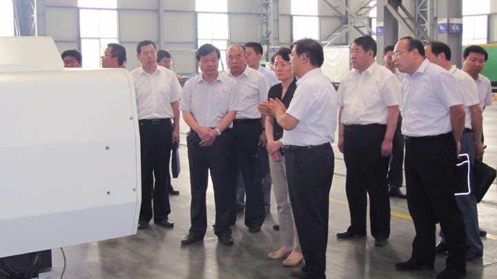 王磊听取了公司董事长田浩关于塑机产业有关情况的汇报，并对研发成果表示了肯定