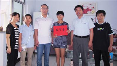 胜岳为金榜题名的员工子女送去助学恭贺金