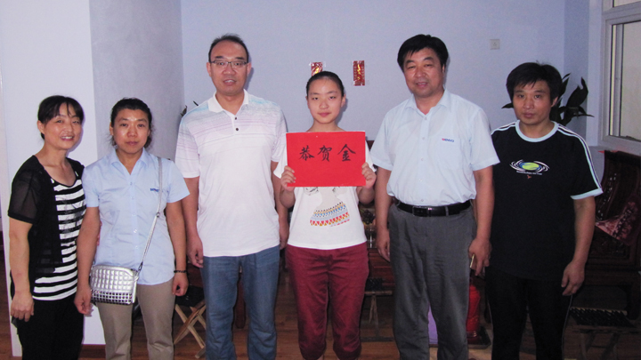 陈秀芳女儿被中南大学录取，吕总与李主任代表公司送去两千元恭贺金