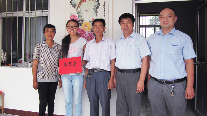 吴恒峰女儿被华中农业大学录取，李主任代表公司送去两千元恭贺金
