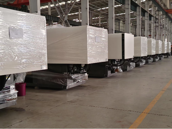 220T胜沃注塑机发往越南